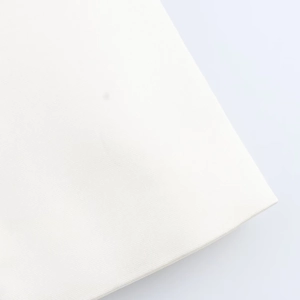 Détail du tissu en satin blanc montrant le tissage sergé haute densité et la texture textile