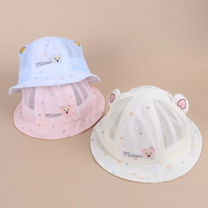 Dettaglio cappello da sole traspirante neonato con orecchie d'orso e ricamo orsetto