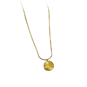 Collier minimaliste en acier titane doré avec pendentif circulaire évidé signe Fu