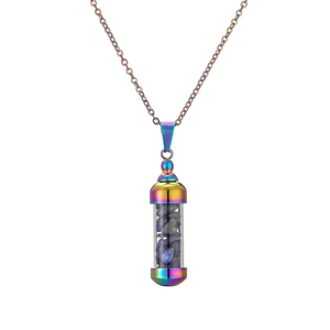 Detalle del colgante de frasco de perfume arcoíris con piedras azules y cadena de metal
