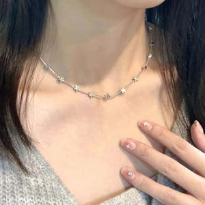 Collier étoile argenté minimaliste avec plusieurs petits pendentifs pentagrammes sur chaîne fine