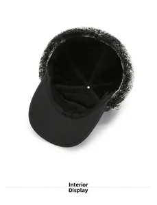 Dettaglio della fodera in pile nero ispessito e bordo in ecopelliccia del cappello invernale