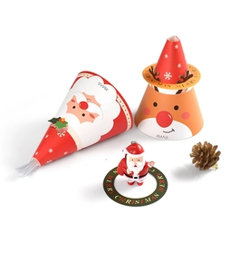Détail de boîtes cadeaux de Noël coniques avec motifs Père Noël et renne de dessin animé
