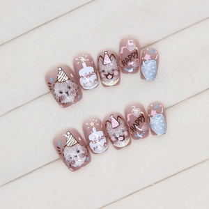 Faux ongles faits main avec chiens de dessin animé et motifs d'anniversaire sur rose