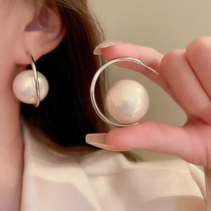 Fashionable C-shaped silver needle hoop earrings with large imitation pearls for women