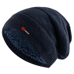Dark blue chunky knit beanie with warm fleece lining and a red fashion label detail