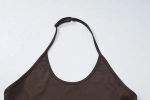 Gros plan détaillé du haut licou marron foncé avec boucle réglable et coutures précises