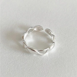 Minimalist 925 sterling silver open ring featuring an oval leaf link hollow design