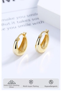 Detail of teardrop earrings in S925 sterling silver with multilayer gold plating