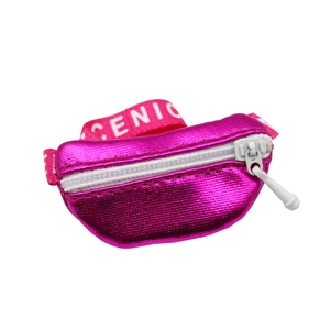 Détail d'un mini sac bandoulière rose métallisé avec sangle CENIC pour poupées OB11