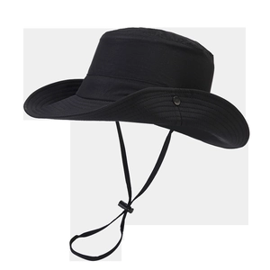 Dettaglio cappello parasole nero a tesa larga con cordino regolabile e bottoni automatici
