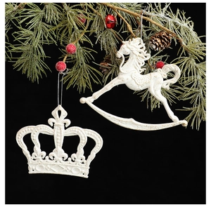 Décorations de couronne et cheval à bascule pailletées blanches sur sapin