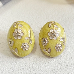 Vintage oval enamel flower earrings with yellow marble pattern and rhinestones