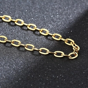 Macro di una collana a catena in acciaio inossidabile placcato oro 18k di qualità