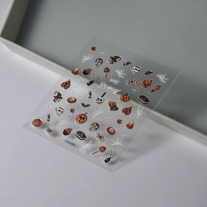 3D geprägte Halloween Nagelaufkleber mit Kürbissen und Spinnennetzen auf einem Tablett