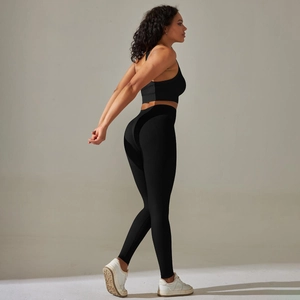 Detailansicht der schwarzen High-Waist Yoga-Leggings und des nahtlosen Sport-BH-Sets
