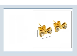 Détail des boucles d'oreilles nœud en acier inoxydable plaqué or 18K avec zircons