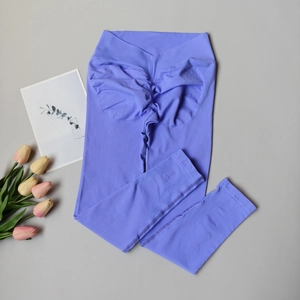 Vue détaillée du legging de yoga violet sans couture avec taille haute et effet froncé