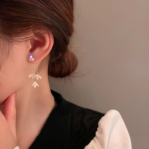 Elegante vergoldete Blatt-Quastenohrringe mit funkelnden Zirkonkristallen für einen edlen Look