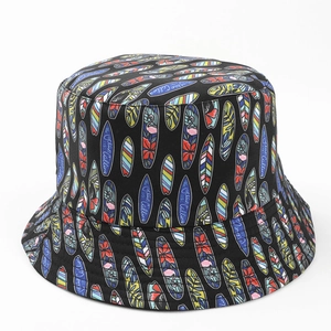 Détail d'un bob noir avec des motifs d'été colorés comme des flamants roses et des fleurs