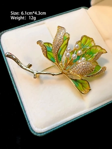 Detail shot of luxury flower brooch with size 6.1cm by 4.3cm in elegant jewelry box