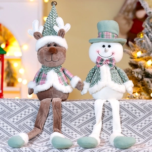 Detail von Rentier- und Schneemann-Plüschpuppen in grau-grünen festlichen Karomustern