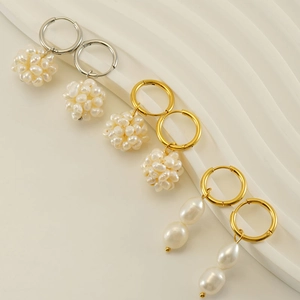 Boucles d'oreilles créoles perles plaquées or 18 carats avec breloques baroques