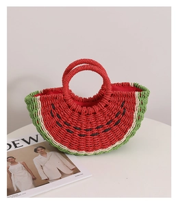 Dettaglio ravvicinato della borsa in paglia intrecciata a mano con design anguria