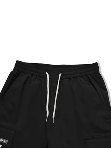 Detail der schwarzen Cargo-Shorts mit elastischem Bund und weißem Kordelzugverschluss