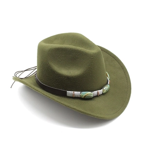Détail du chapeau de cowboy en laine vert armée avec bandeau bohème et pierres ethniques