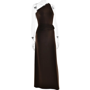 Vue détaillée de la robe asymétrique marron foncé élégante avec taille plissée