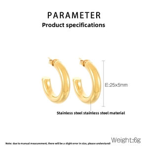 Dettaglio degli orecchini a cerchio a C placcati oro 25x5mm in acciaio inossidabile