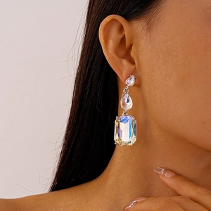 Boucles d'oreilles pendantes en argent avec cristaux holographiques et design géométrique