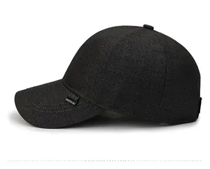 Vue détaillée d'une casquette gris foncé avec textile texturé et étiquette sportive