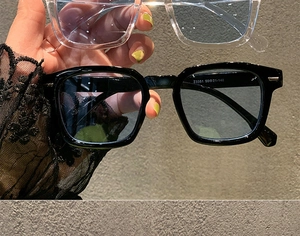Close-up of square sunglasses hinge detail and inner temple specs Z3351 50-21-148