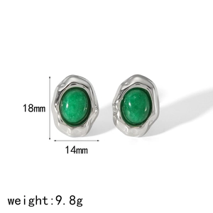 Détail de boucles d'oreilles argentées texture lave avec pierre verte et dimensions