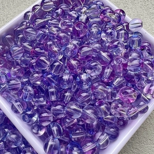 Gros plan de perles en verre dégradé violet et bleu pour la création de bijoux