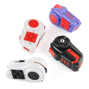 Juguete fidget pad con botones de colores y joystick sobre fondo blanco
