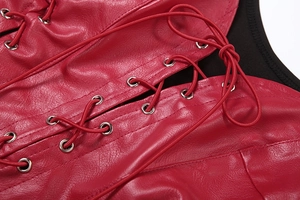 Détail du haut corset en similicuir rouge avec œillets métalliques et laçage croisé