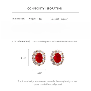 Dettaglio di orecchini dorati con zircone rosso, info su materiali e dimensioni