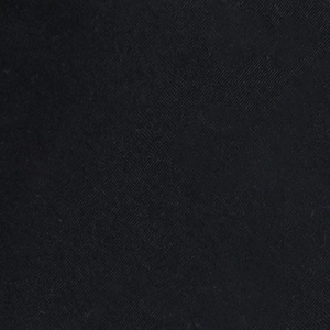 Gros plan du tissu de robe en dentelle noire montrant la texture sergé et les mailles