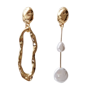 Asymmetric S925 silver needle earrings with baroque pearls and golden hammered metal hoops