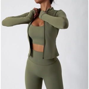 Vue détaillée de l'ensemble de sport vert olive en tissu respirant avec passe-pouce