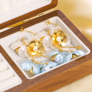 Orecchini a forma di fiore C placcati oro 18K con petali in resina bianco e blu