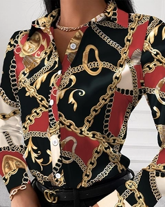 Detailansicht der luxuriösen Kettendruck-Textur und des glatten Satinstoffs am Hemd