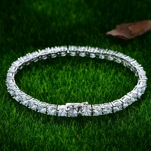 Klassisches 925er Silber Tennisarmband mit 5mm Zirkonia Steinen auf grünem Rasen
