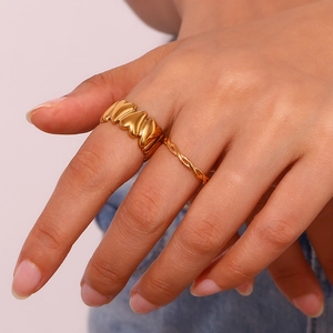 Irregular heart shaped gold ring and twisted rope band set in 18K plated stainless steel