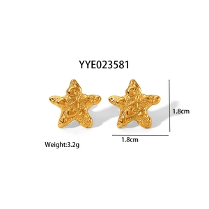 Boucles d'oreilles étoiles de mer dorées avec surface texturée et relief cœur