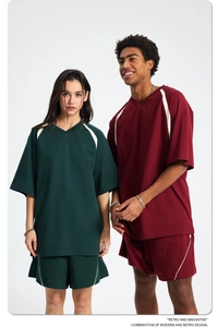 Λεπτομέρεια από oversized φόρμες σε σκούρο πράσινο και μπορντό με λευκές ρίγες
