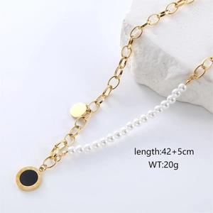 Chic 18K gold plated stainless steel necklace with pearls and Roman pendant